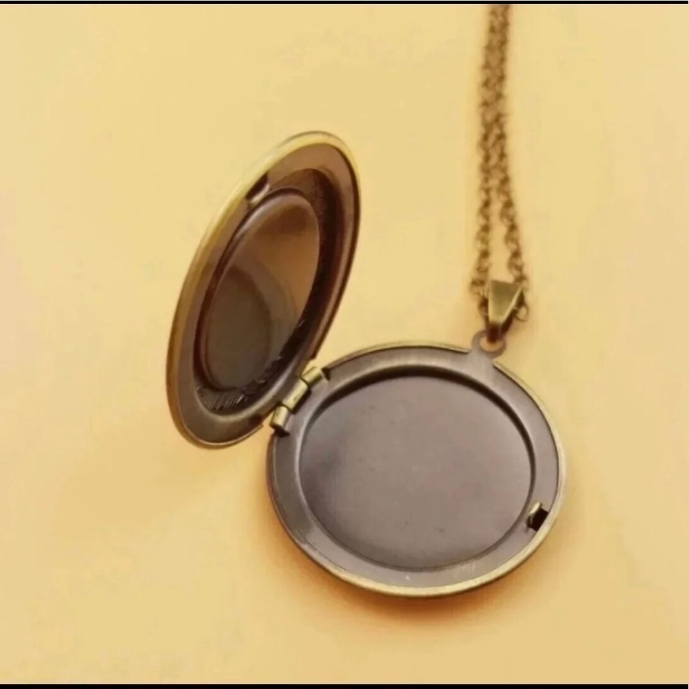 𝅺frog Musicians open Photo Locket Necklace. New - Picture 8 of 8